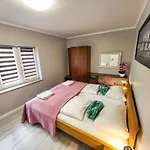 Vegas - House And Garten For Exclusive Use بيت للعطل *